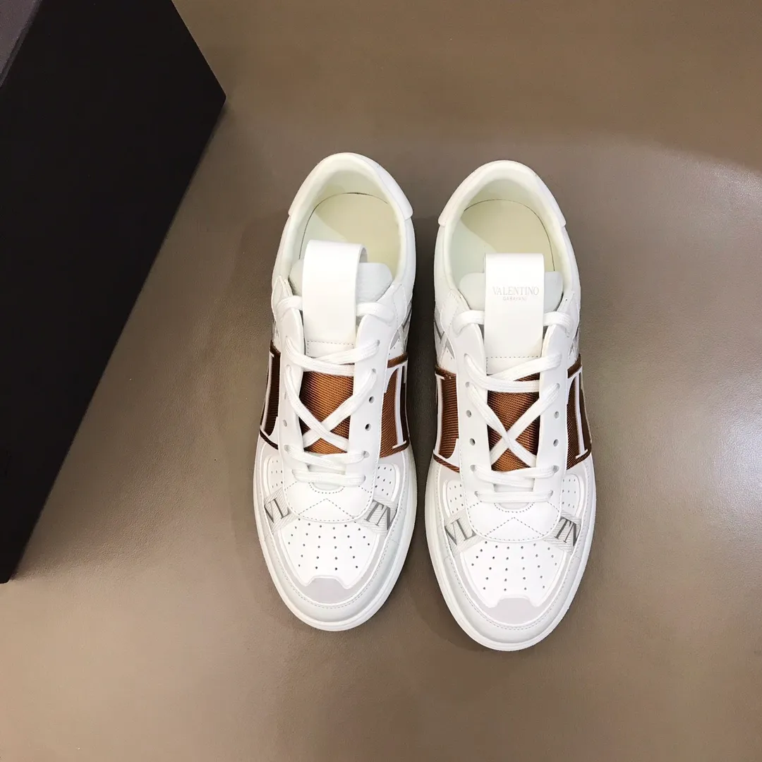 p440 "Valentin*" new spring and summer calfskin lace-up sneakers. No man should be able to refuse these shoes. The classic color scheme is so handsome! Purchase a high-precision replica of the original version to instantly sell off the market currency! 6 VLTN logo rubber effect straps - Valentino Garavani Logo printed on the back and tongue, all materials are customized to ensure quality! Size: 38-44
